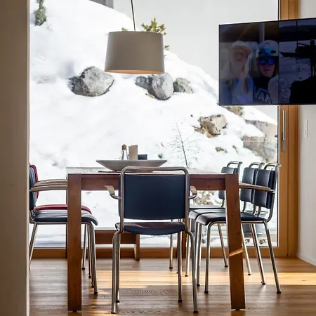 New Modern 4br With Mountain Views In