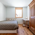 New Modern 4br With Mountain Views In