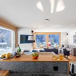 New Modern 4br With Mountain Views In ヴィラ *