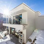New Modern 4br With Mountain Views In ヴィラ